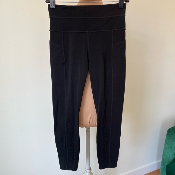 Athleta Black Niyama 7/8 Length Laser Cut Side Pockets Leggings 353777 EUC S - Picture 4 of 12